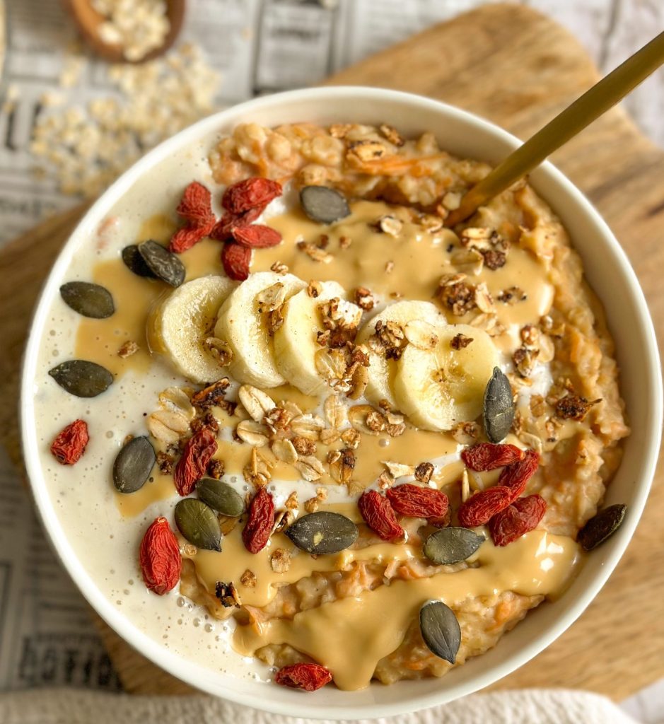 Mehr über den Artikel erfahren Cremiges Carrot Cake Oatmeal