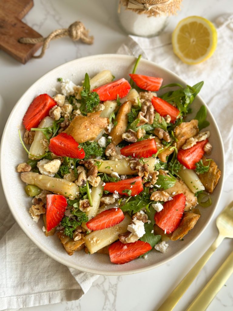 Mehr über den Artikel erfahren Saisonale Salat Bowl mit Erdbeeren und Spargel