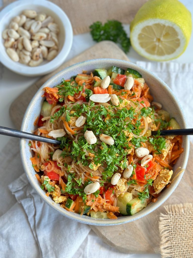 Mehr über den Artikel erfahren Mealprep leicht gemacht – Rezept für bunten Glasnudelsalat