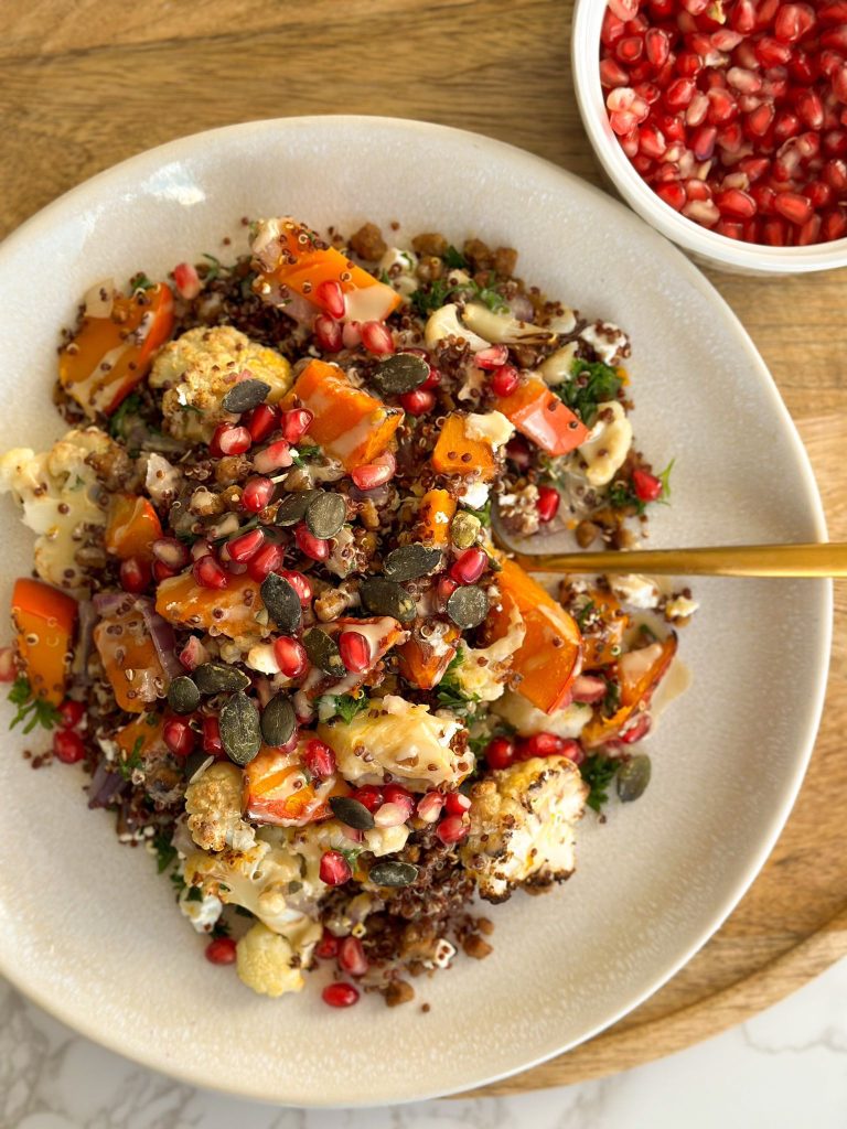Mehr über den Artikel erfahren Mein Herbst-Liebling: Gesunde Quinoa-Bowl mit Kürbis, Hack, Feta und Granatapfel
