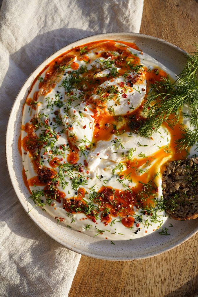 Mehr über den Artikel erfahren Çılbır – Türkische, pochierte Eier mit Joghurt