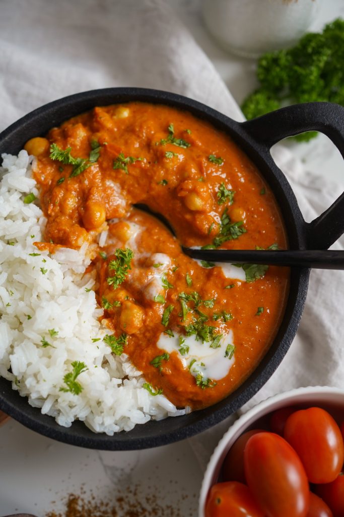 Mehr über den Artikel erfahren Kichererbsen Tikka Masala: Hülsenfrüchte leicht verdaulich zubereiten
