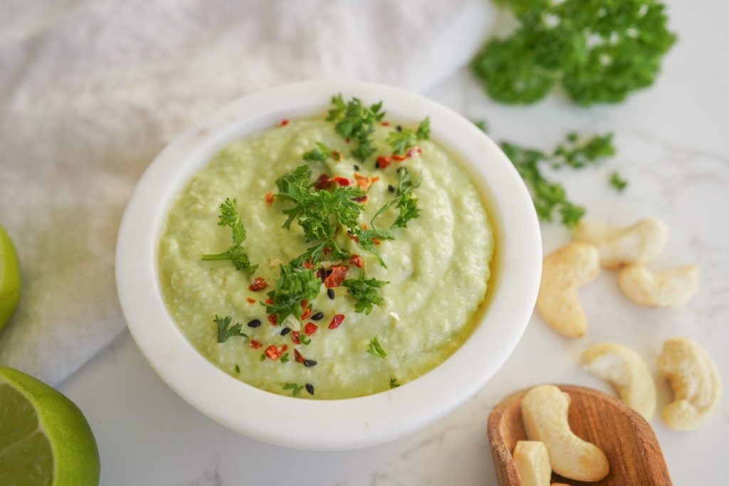Mehr über den Artikel erfahren Nährstoffreicher Cashew-Avocado-Dip für deinen Oster Brunch