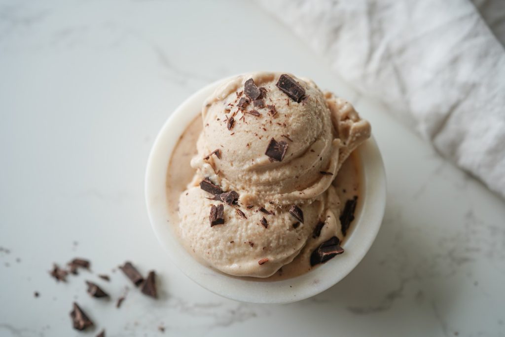 Mehr über den Artikel erfahren Bewusst genießen im Sommer – Gesundes, schnelles Eis-Rezept & warum der richtige Zeitpunkt JETZT ist