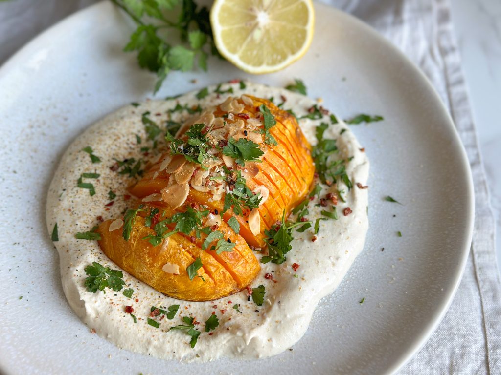 Mehr über den Artikel erfahren Herbstgenuss pur: Ofen-gebackener Butternut-Kürbis auf Tofu-Creme