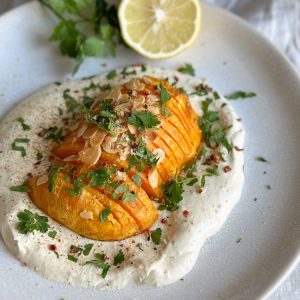 Herbstgenuss pur: Ofen-gebackener Butternut-Kürbis auf Tofu-Creme