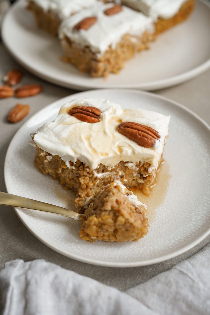 Mehr über den Artikel erfahren Carrot Cake Baked Oats – süß frühstücken ohne Blutzucker-Achterbahn