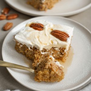 Carrot Cake Baked Oats – süß frühstücken ohne Blutzucker-Achterbahn
