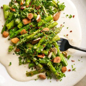 Grüner Spargel mit weißer Bohnencreme: ein einfaches, gesundes Frühlingsrezept