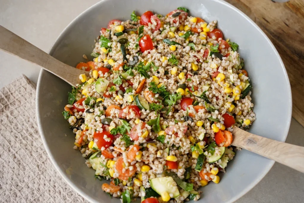 Mehr über den Artikel erfahren Bunter Buchweizen Salat: unkompliziert, nährstoffreich & alltagstauglich